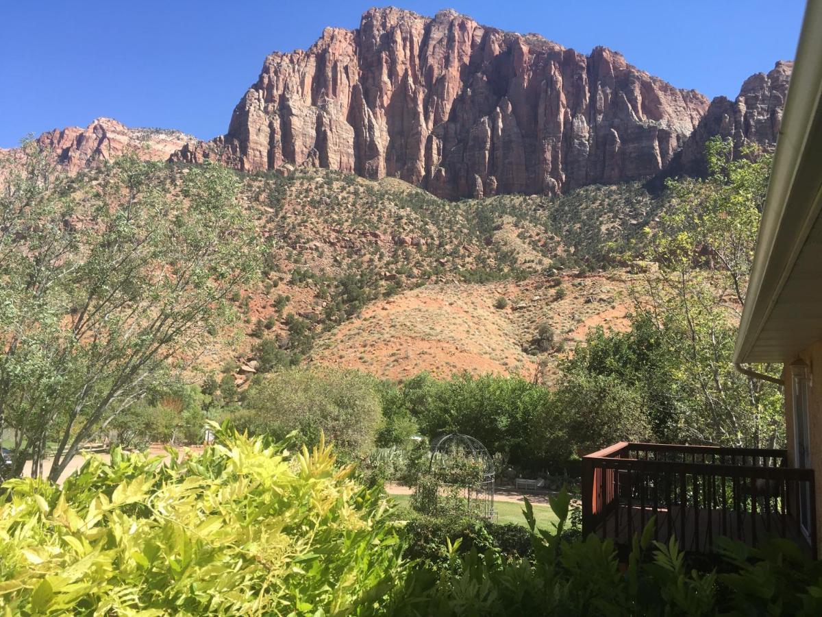 Deluxe Queen Room with Mountain View