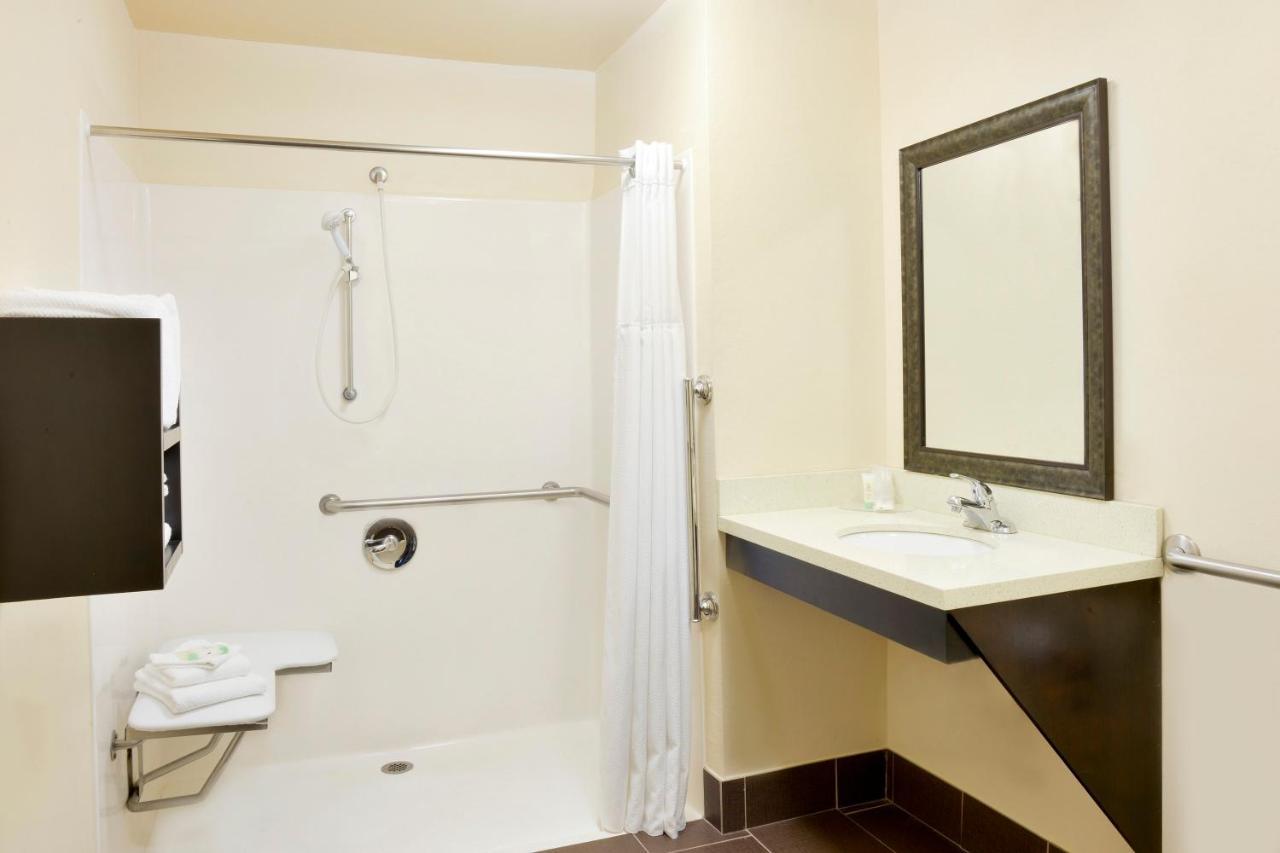 Queen Suite with Roll in Shower- Disability Access/Non-Smoking