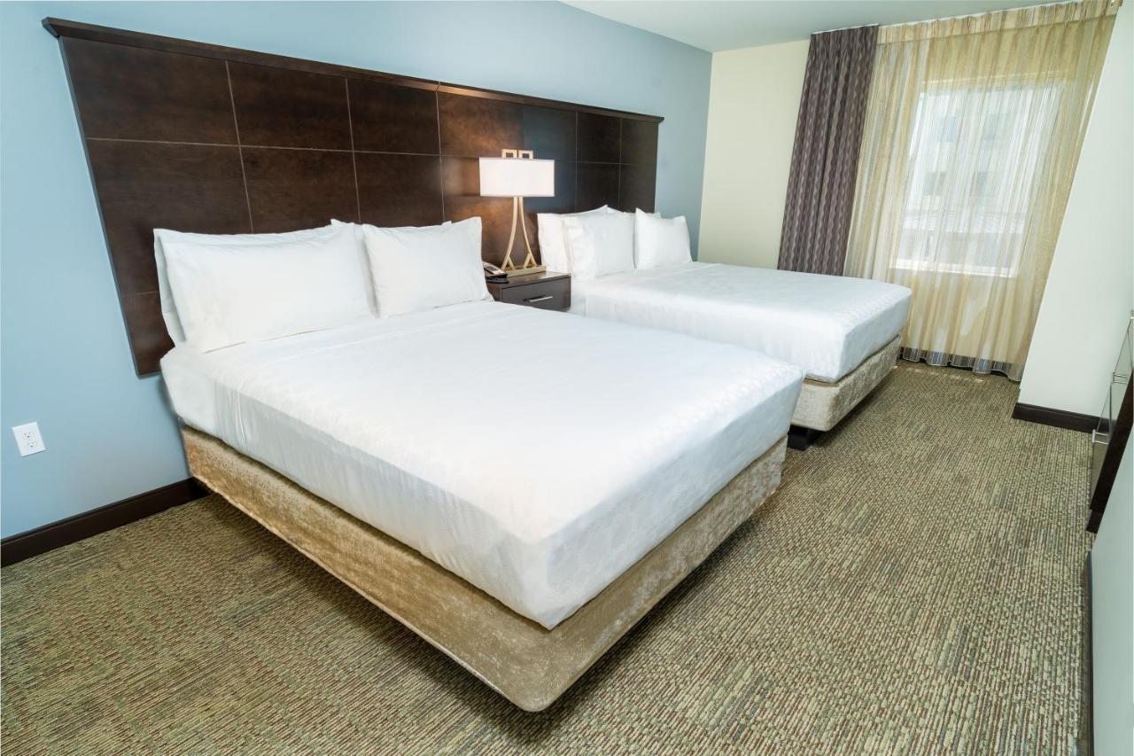 Two-Bedroom Queen Suite