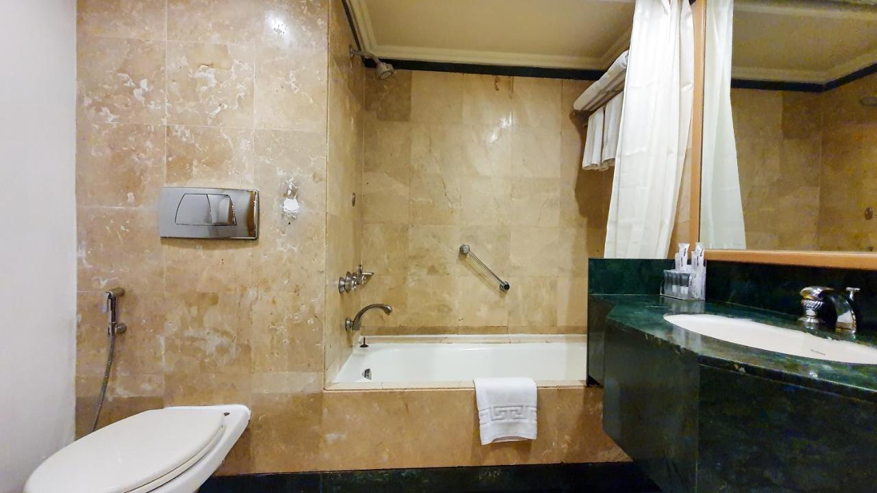 Deluxe Room Twin Bed with Bathtub
