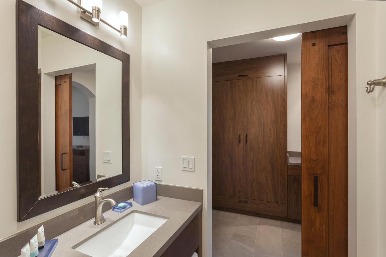 Room with 1 King Bed, Balcony,983218606:JPEG