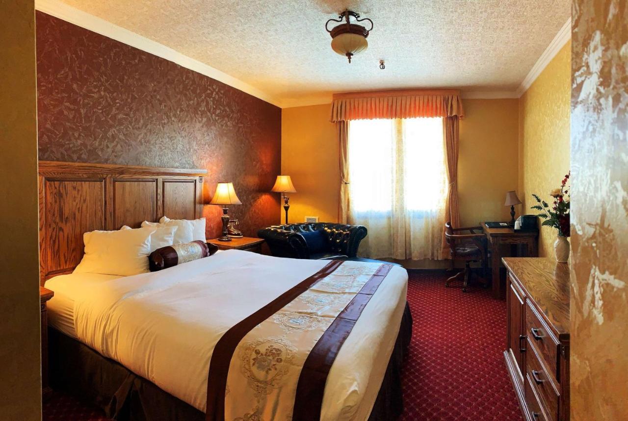 Deluxe King Room - Non-Smoking,789818769:JPEG