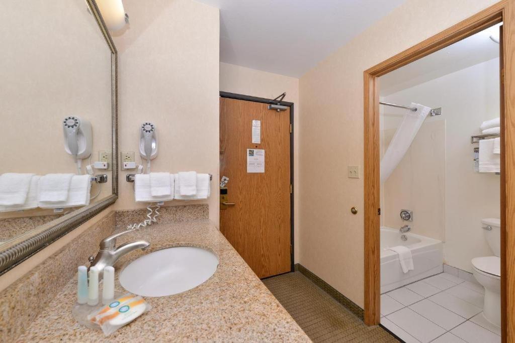 Queen Room - Non-Smoking/Pet Friendly