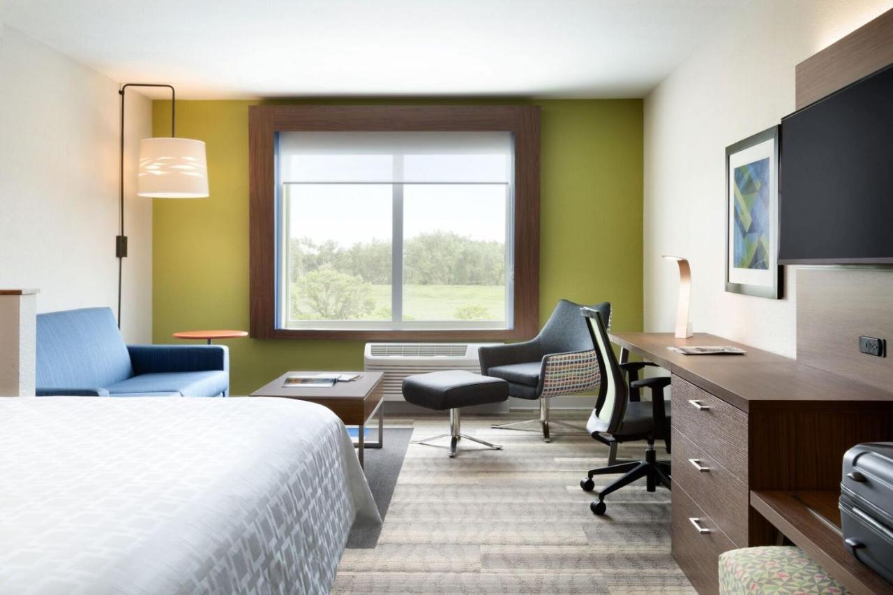 Standard King Room with Mobility Accessible Tub