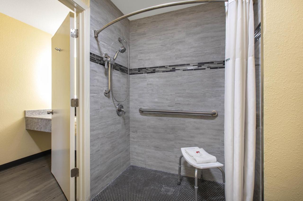King Room with Roll-In Shower - Mobility Access/Non-Smoking,999808944:JPEG