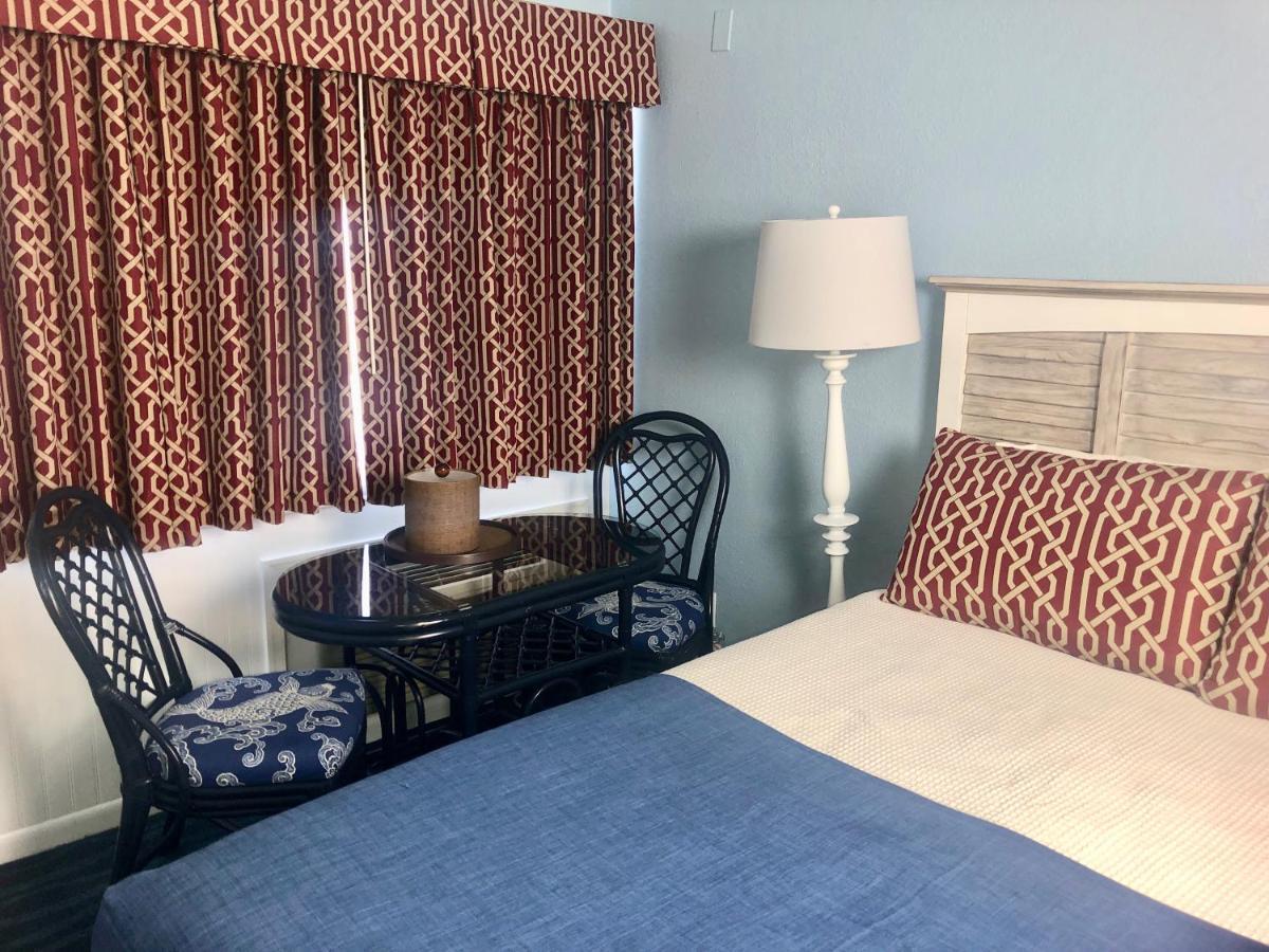 Queen Room with Pool View