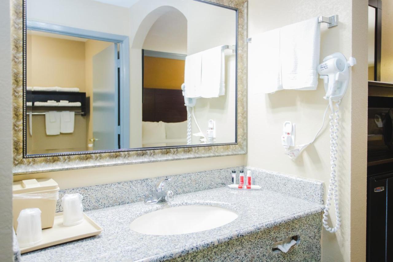 King Room with Roll-In Shower - Mobility/Hearing Accessible - Non-Smoking,1276393738:JPEG