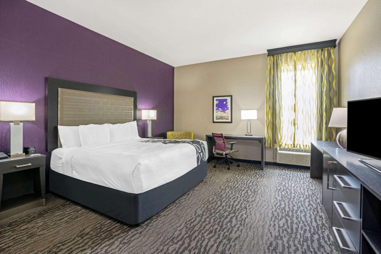 King Room with Roll-In Shower - Mobility/Hearing Accessible - Non-Smoking