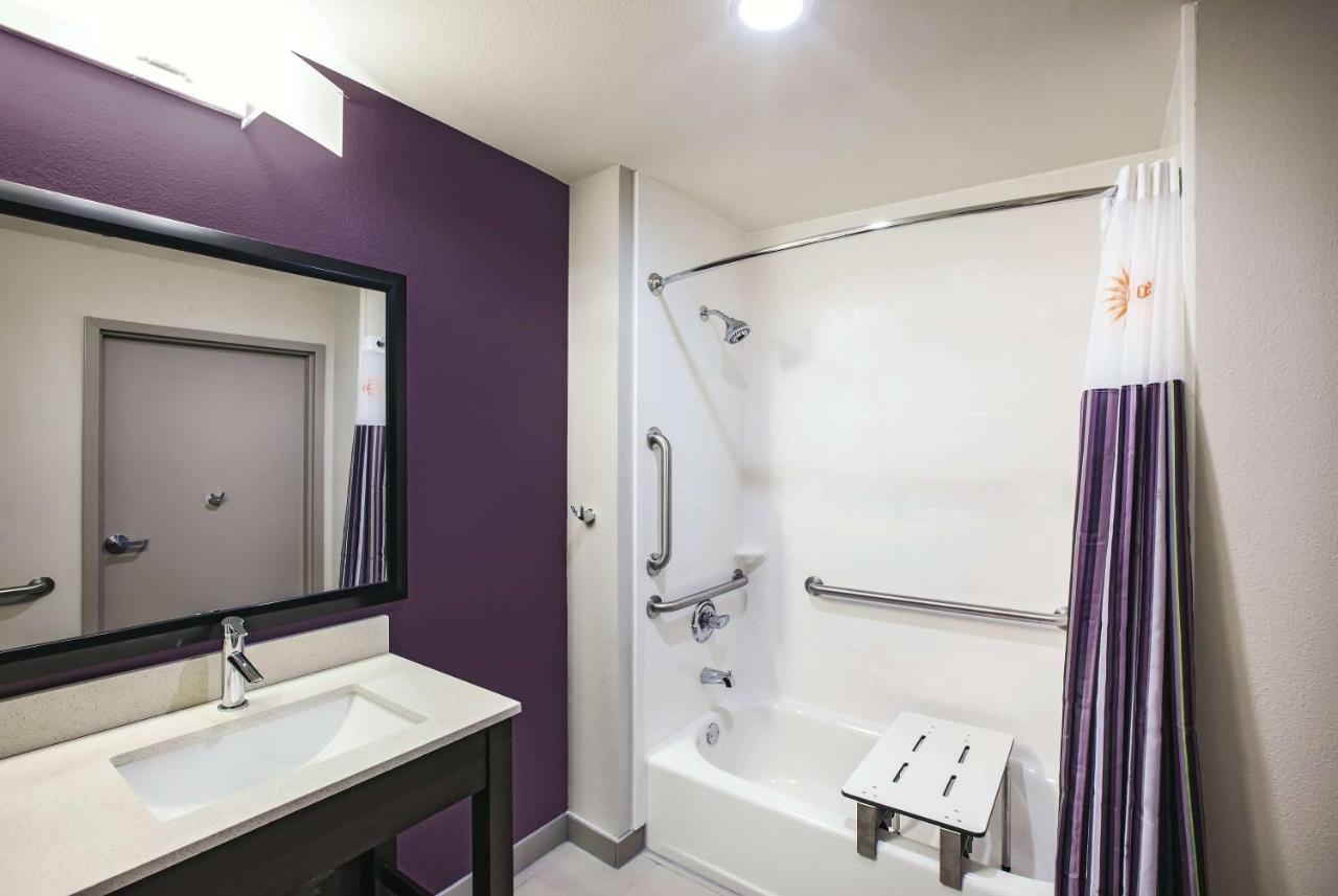 Queen Room with Two Queen Beds and Bath Tub - Mobility Accessible/Non-Smoking