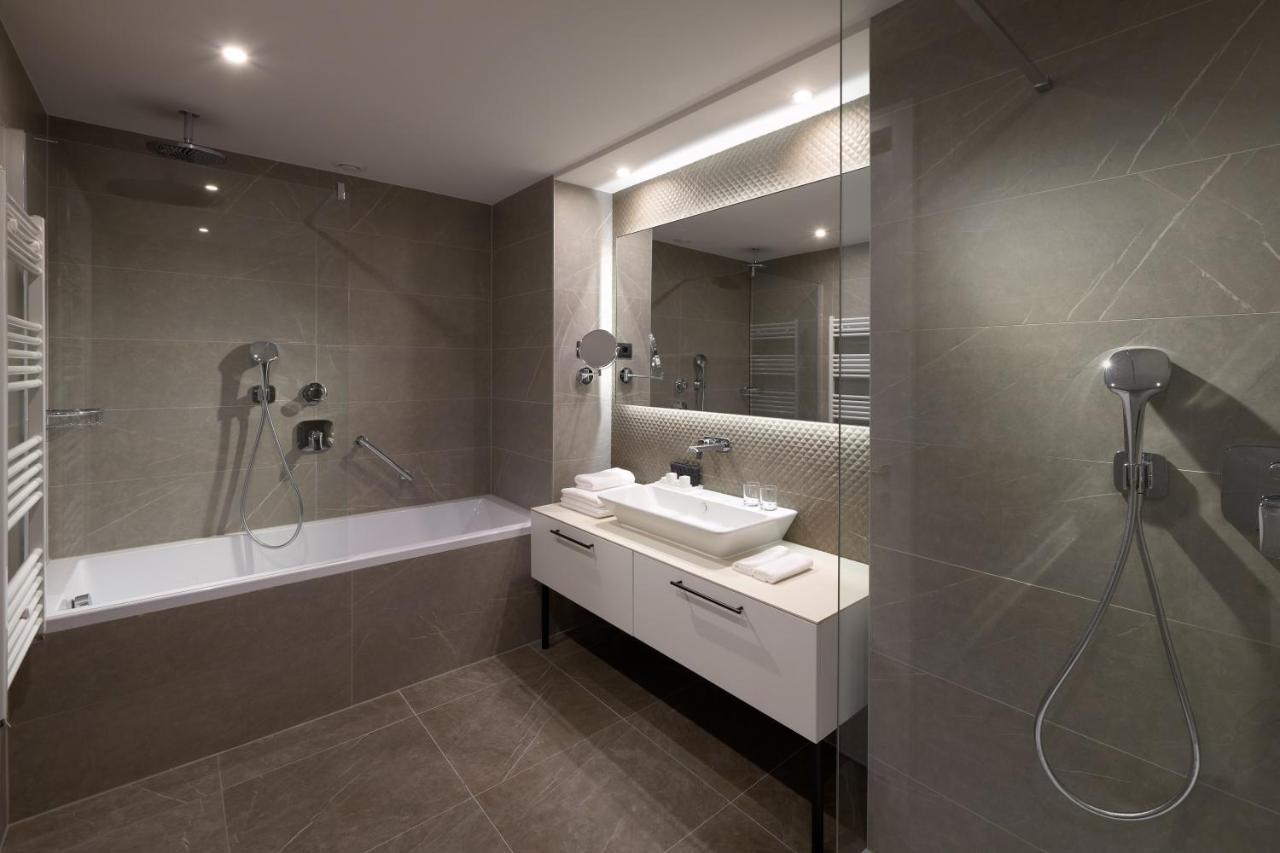 Suite with Hot Tub