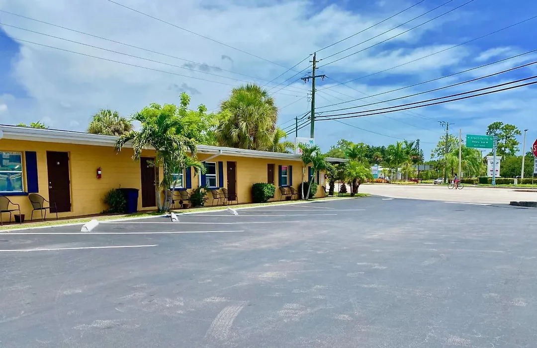 Glades Motel - Naples-1