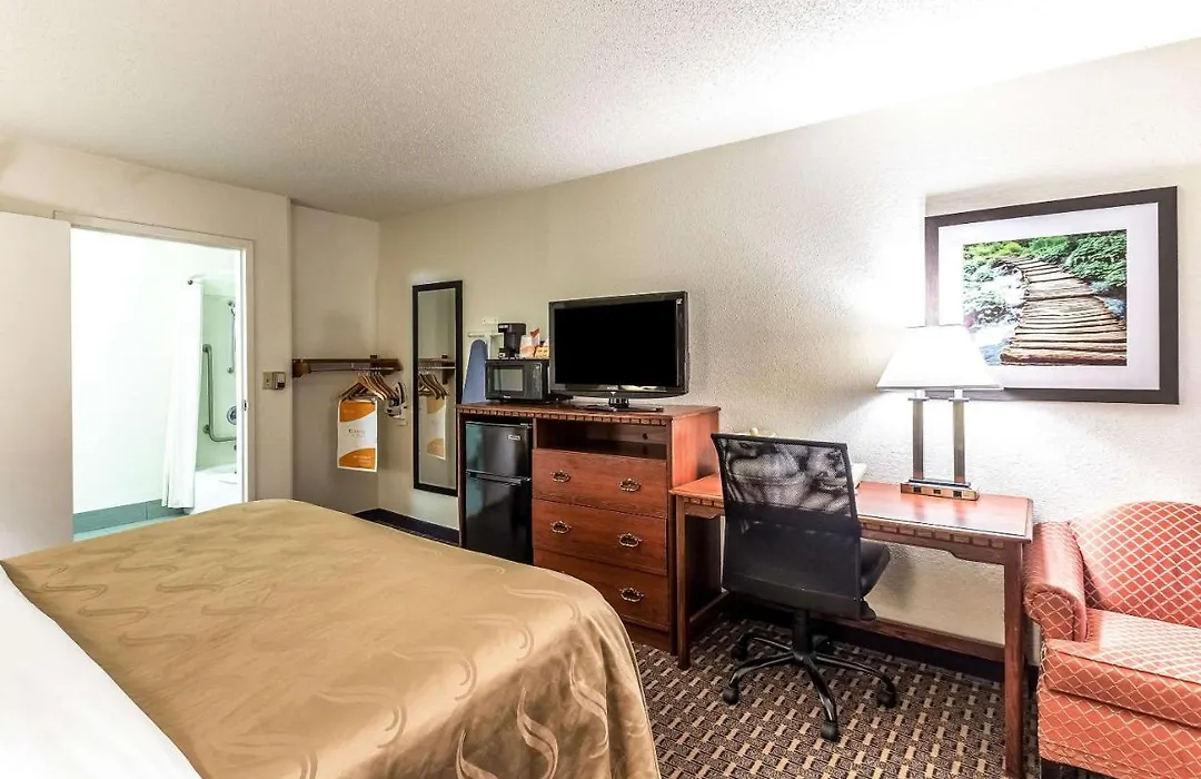 Quality Inn Milwaukee- Brookfield-1