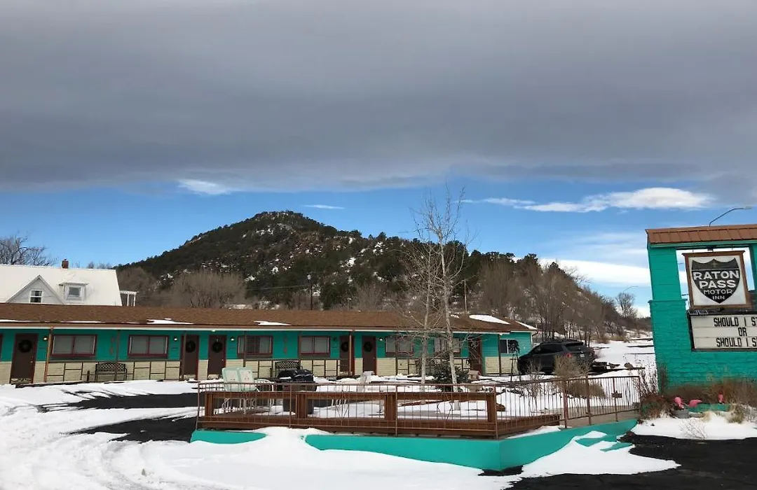 Raton Pass Motor Inn-1