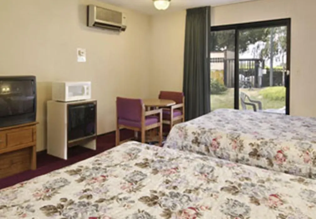 Travelodge By Wyndham Turlock-1