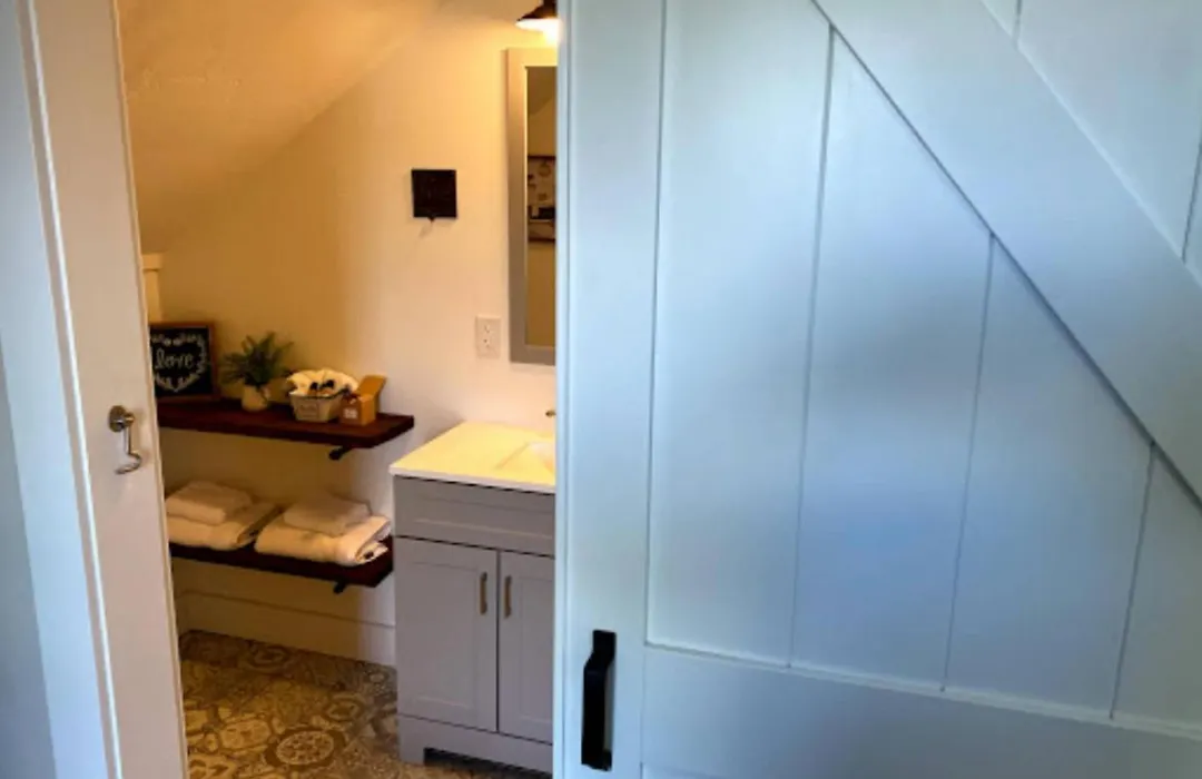 The Farmhouse Inn & Kitchen, 2 Blocks From Downtown Whitefish, Montana-1