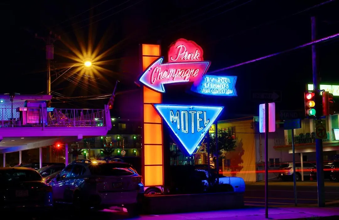 Pink Champagne Boutique Motel-1