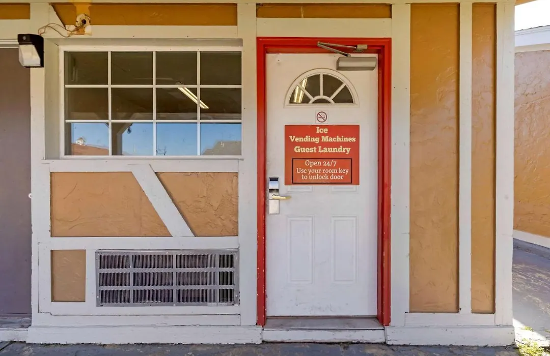 Econo Lodge Pryor-1
