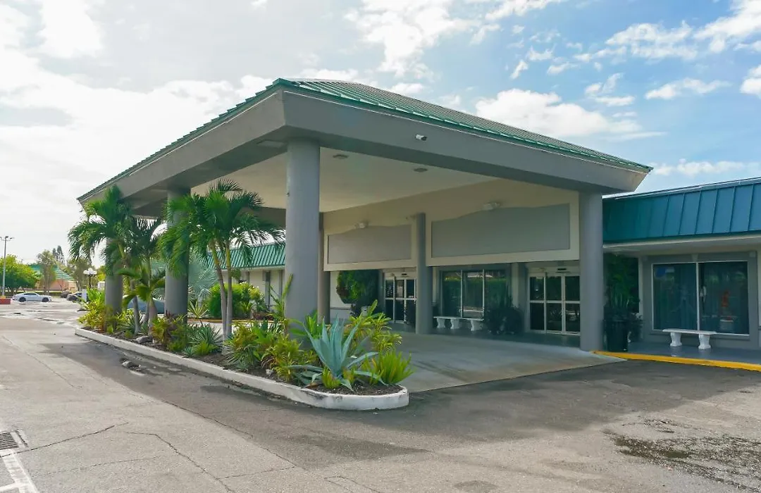 Heated Pool, Huge Tv, Waterfront Tiki Bar & Grill, Close To Beaches-1