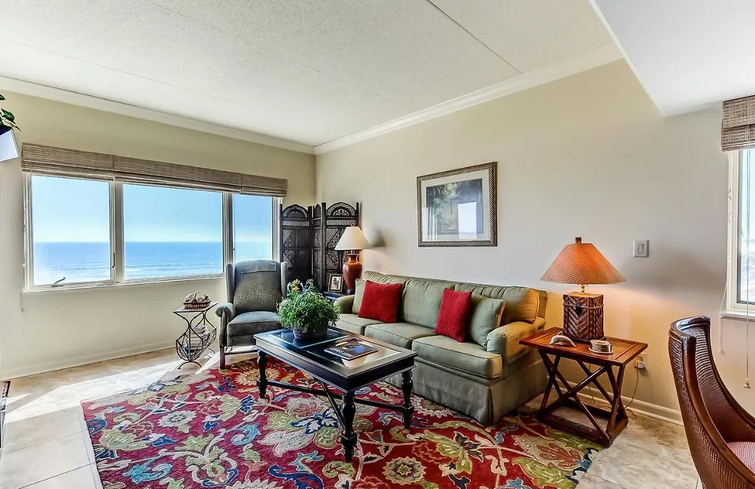 Beautiful Condo With Gorgeous Ocean Views From Balcony + Shared Pool & Free Wifi-1