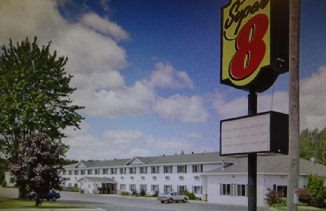 Super 8 By Wyndham Escanaba-1