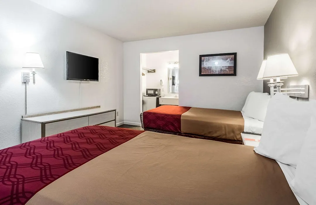Econo Lodge Airport I-35 North-1