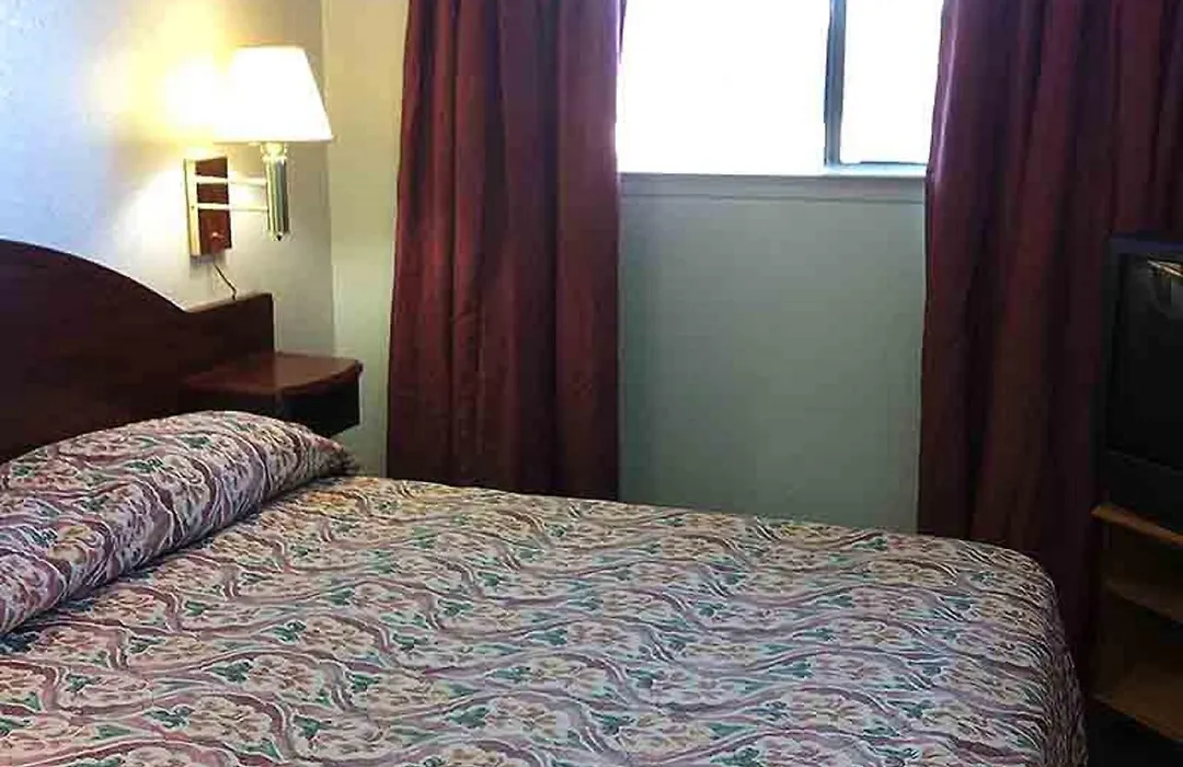 Oaktree Inn And Suites-1