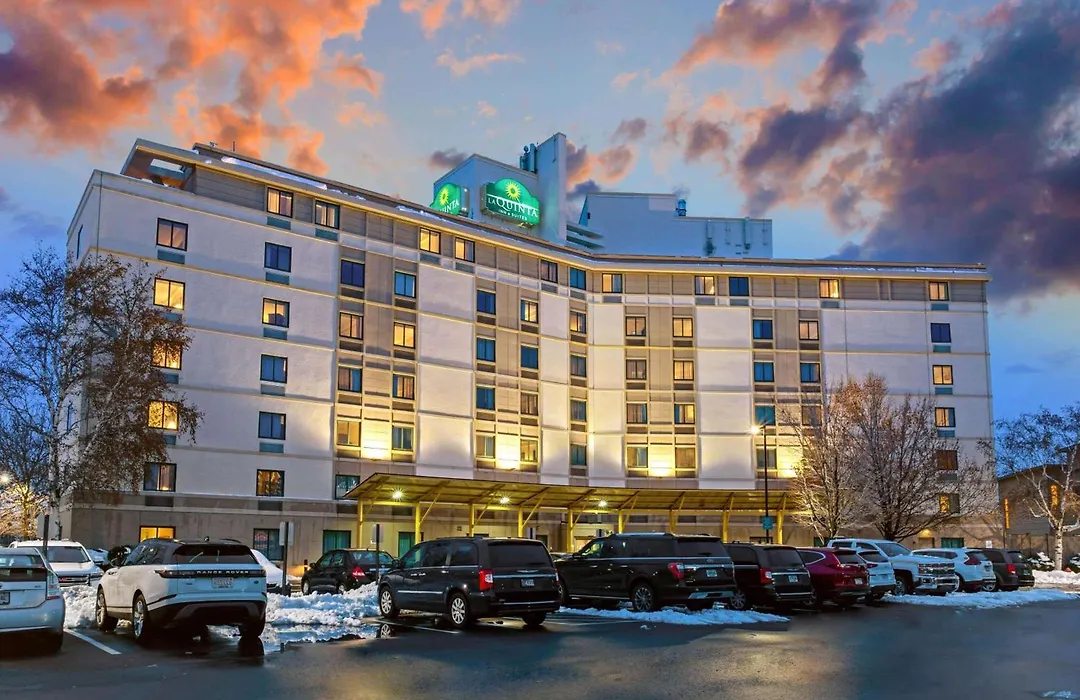 La Quinta Inn & Suites By Wyndham Boston Somerville-1