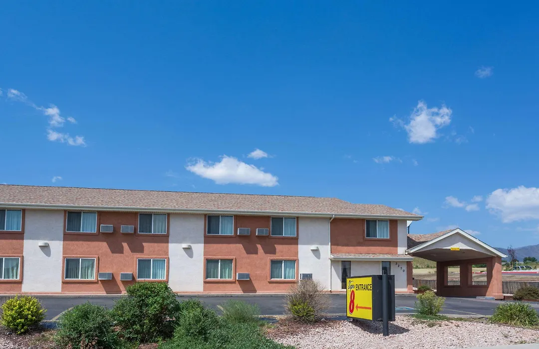 Super 8 By Wyndham Colorado Springs/Chestnut Street-1