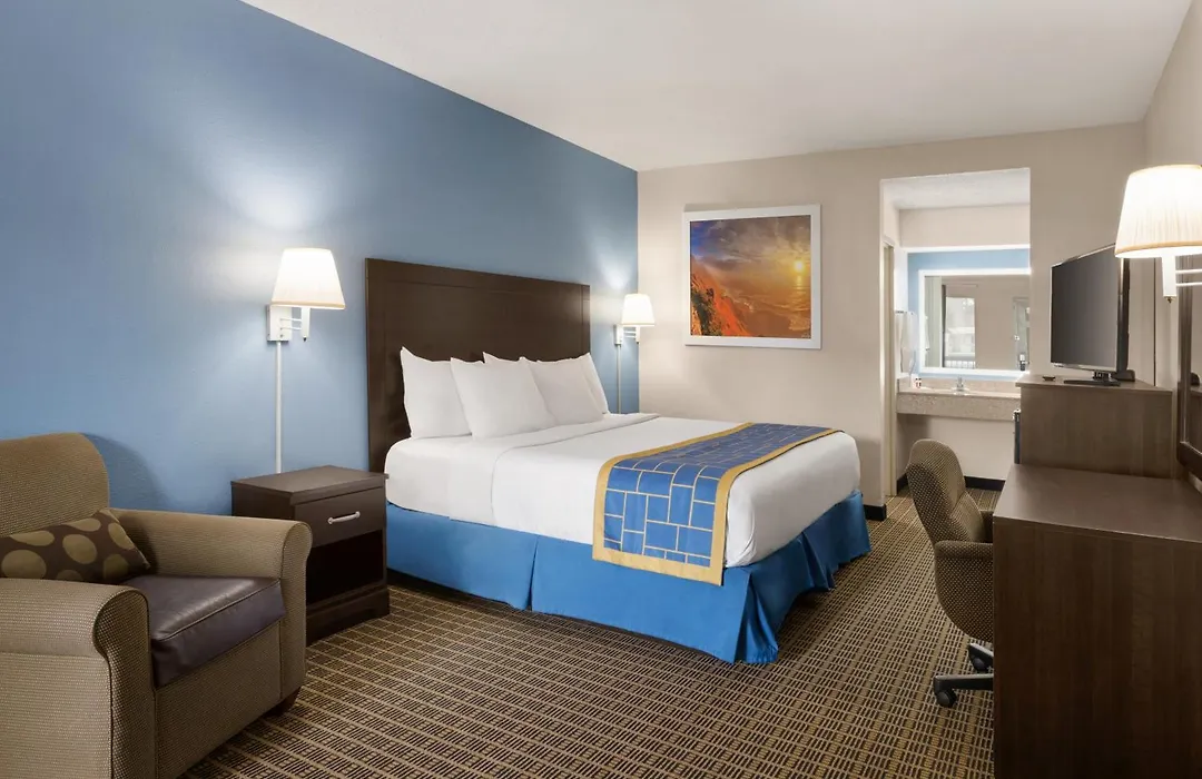 Days Inn & Suites By Wyndham Savannah Midtown-1