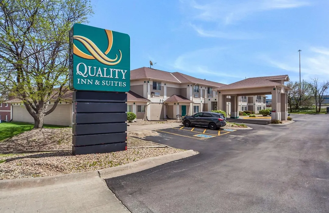 Quality Inn & Suites Omaha Chalco-1