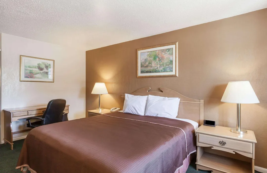 Howard Johnson By Wyndham Bakersfield-1