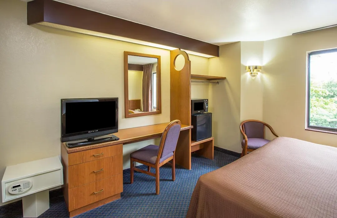 Travelodge By Wyndham Fort Myers Airport-1