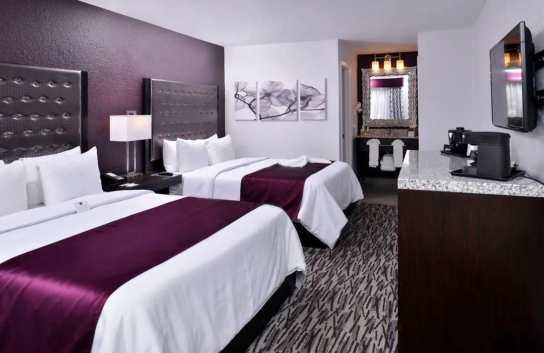 Clarion Inn & Suites Across From Universal Orlando Resort-1