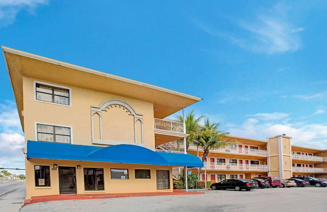 Travelodge By Wyndham Fort Lauderdale-1