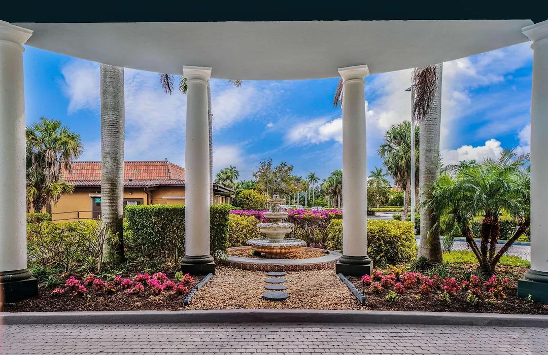 La Quinta By Wyndham Naples Downtown-1