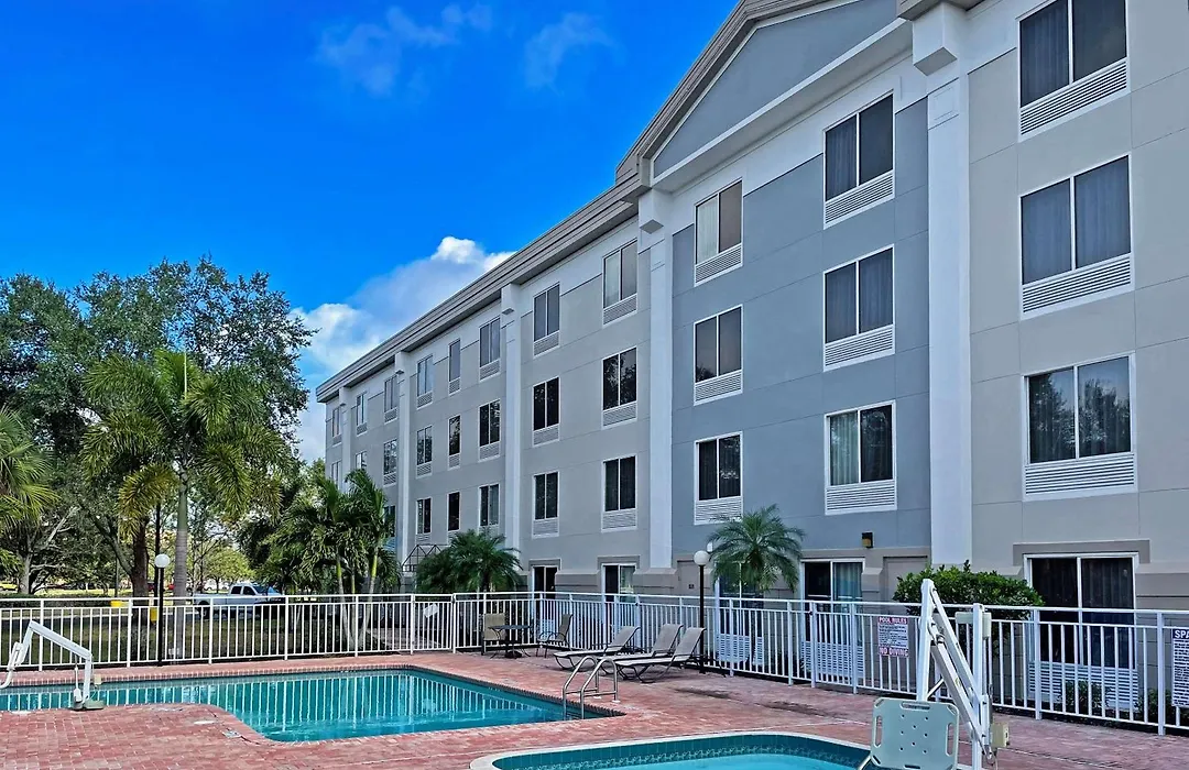 Comfort Inn & Suites Sarasota I75-1