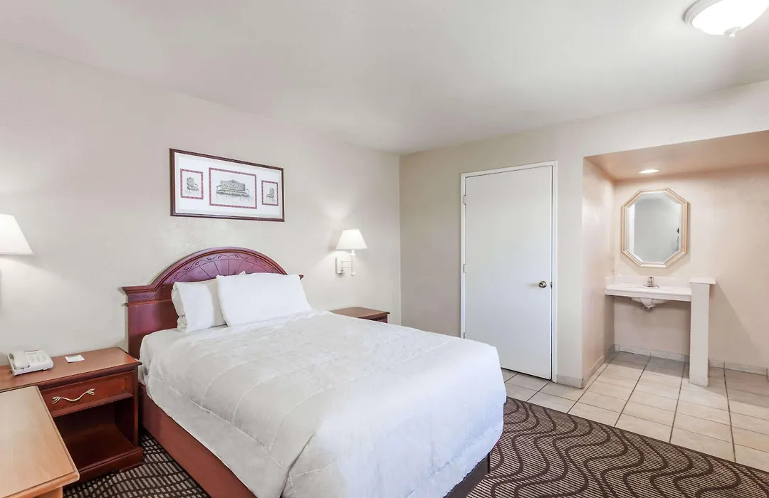 Travelodge By Wyndham Victorville-1
