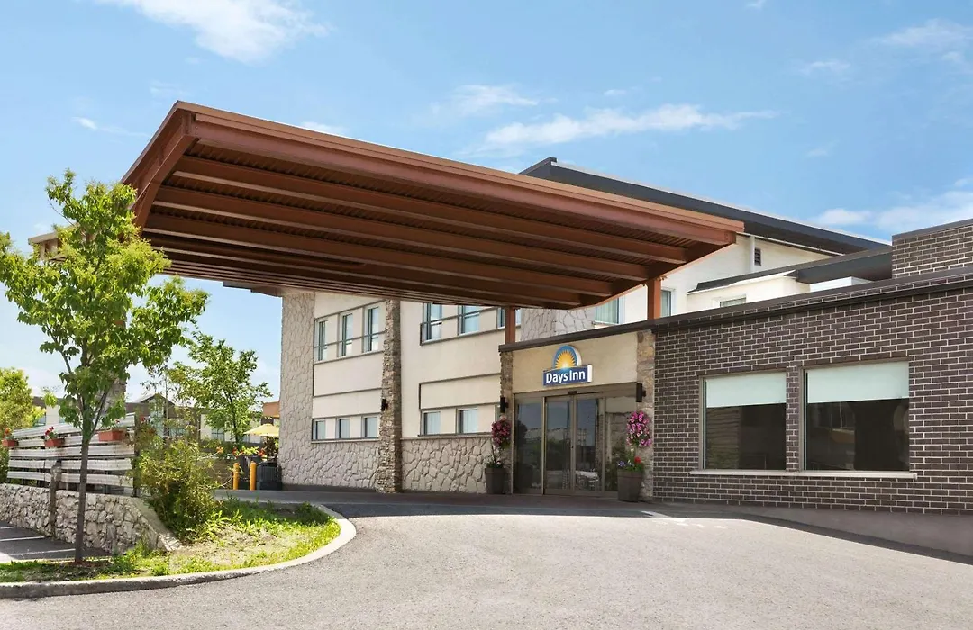 Days Inn By Wyndham Montreal East-1