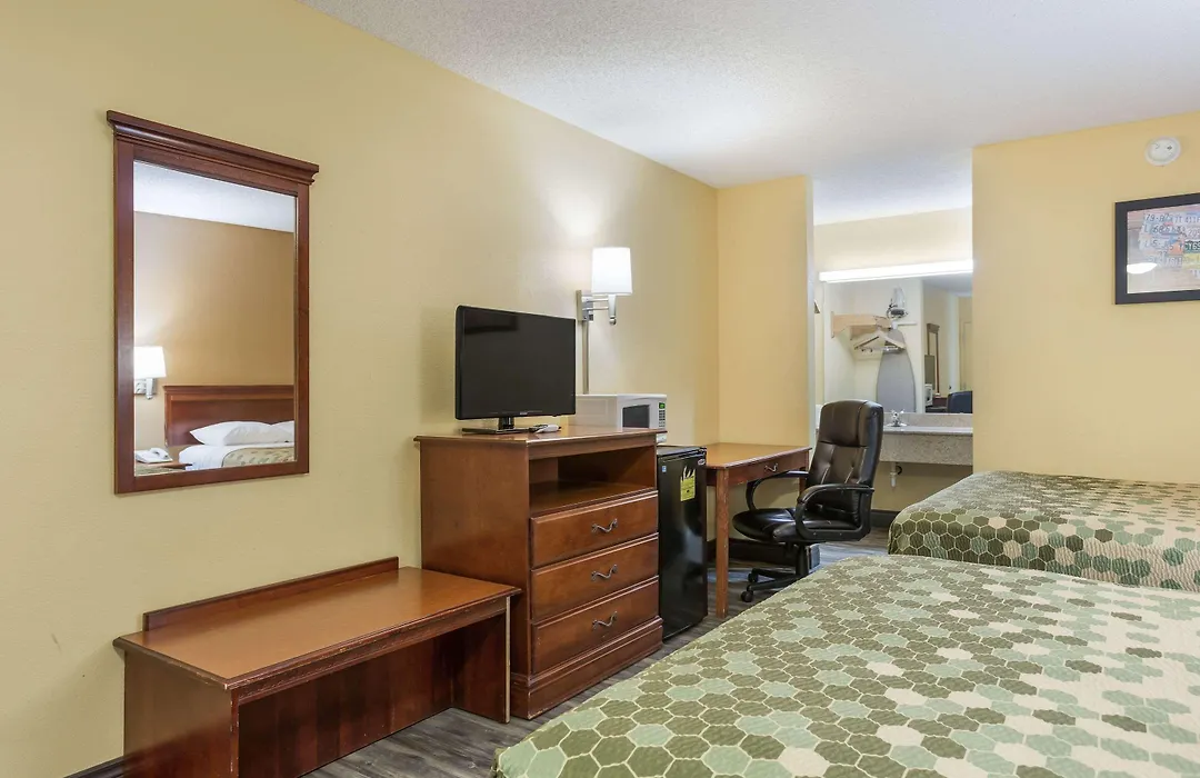 Econo Lodge-1
