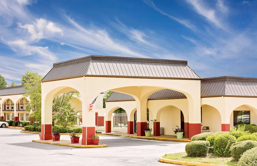 Days Inn & Suites By Wyndham Starkville-1