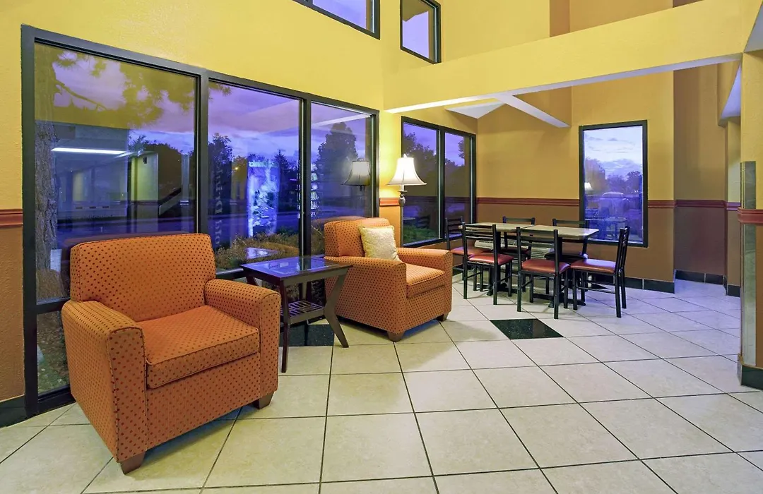 Super 8 By Wyndham Denver Stapleton-1