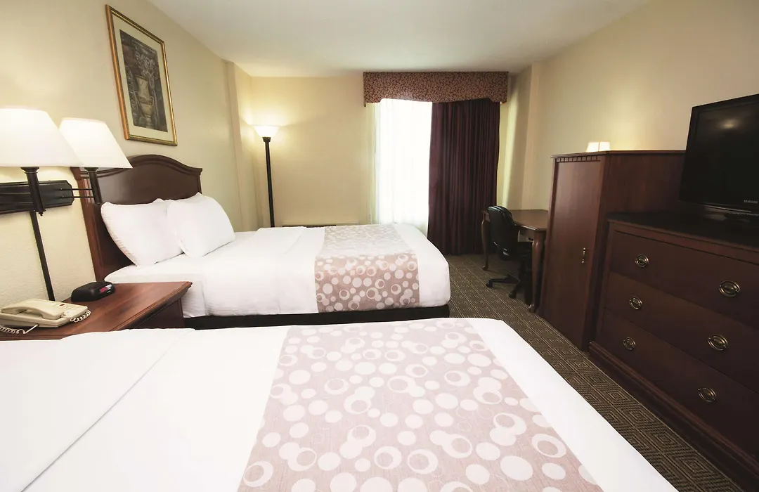 La Quinta Inn & Suites By Wyndham Downtown Conference Center-1