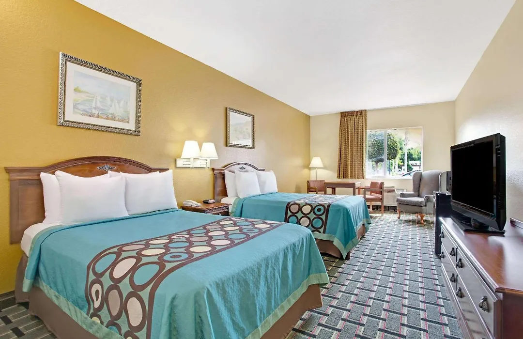 Super 8 By Wyndham Daytona Beach-1