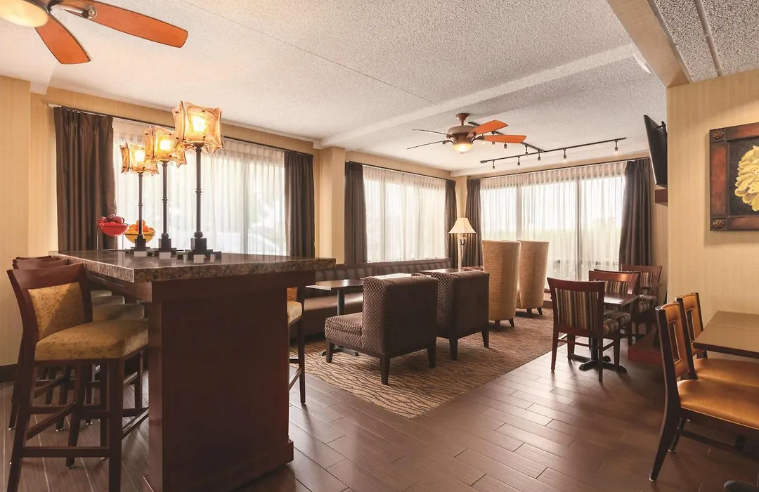 Hampton Inn Des Moines-Airport-1