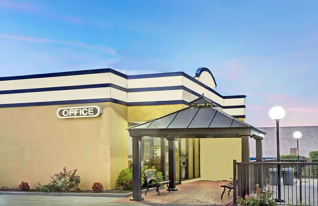 Days Inn By Wyndham Norfolk Military Circle-1