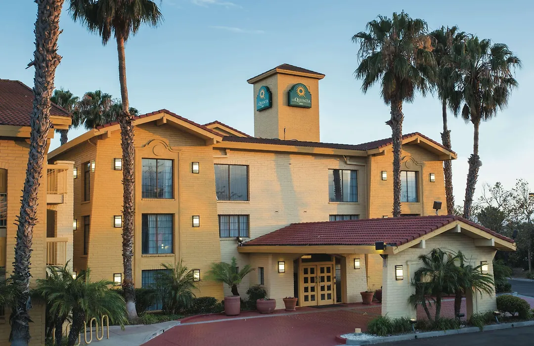 La Quinta Inn & Suites By Wyndham Ventura-1