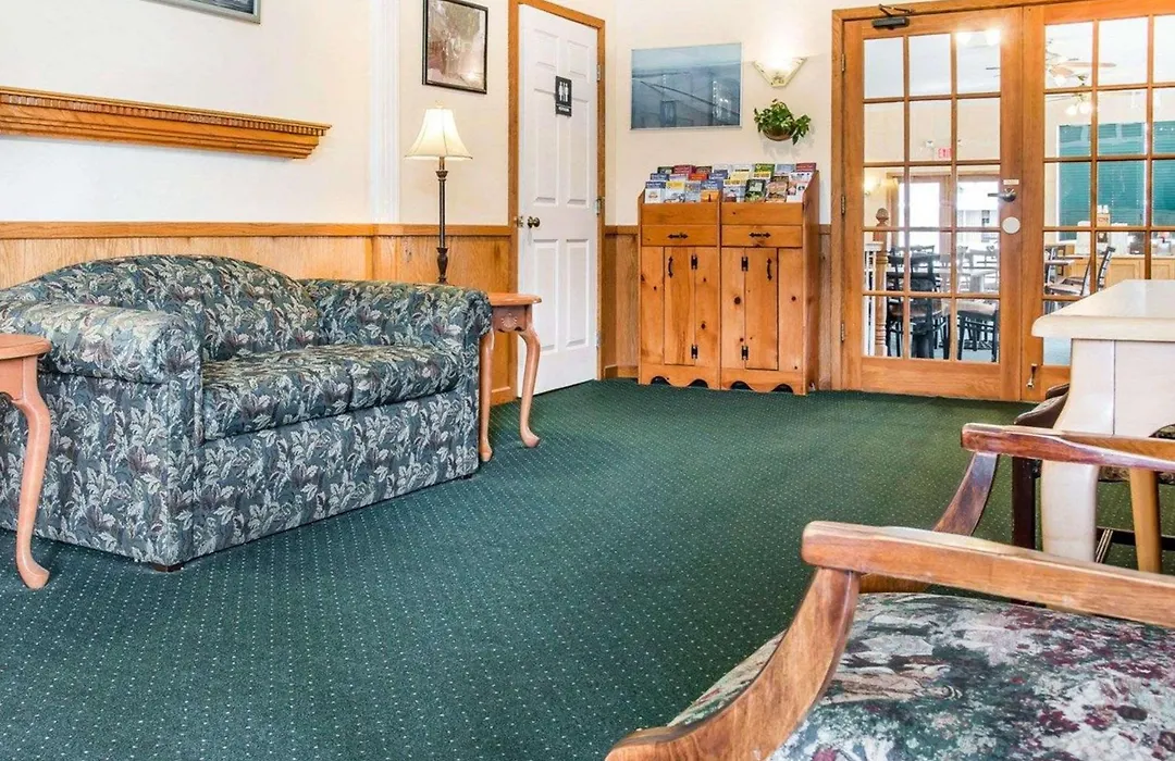 Quality Inn & Suites Mackinaw City Beachfront-1
