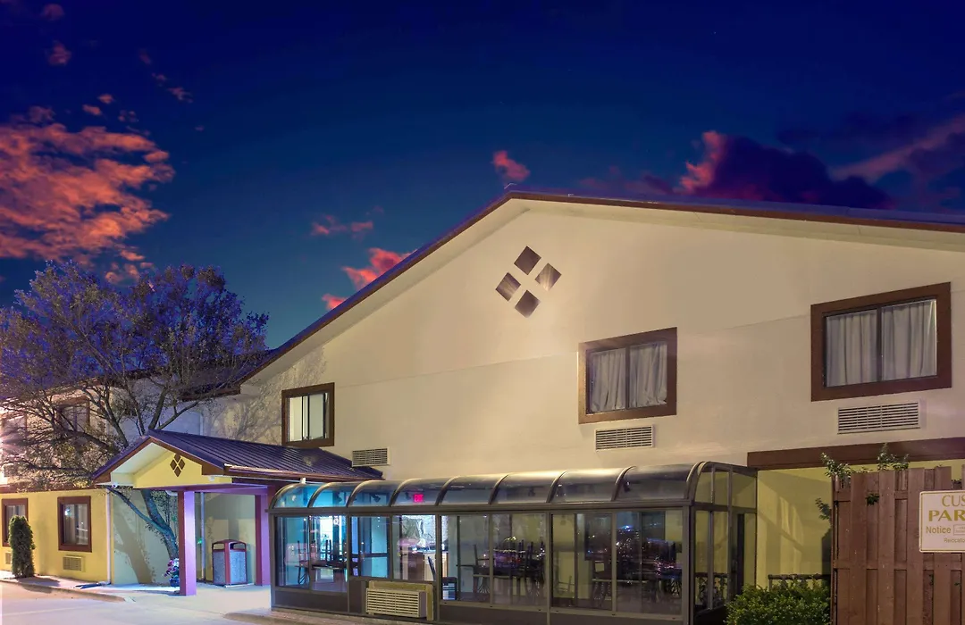 Super 8 By Wyndham Champaign-1