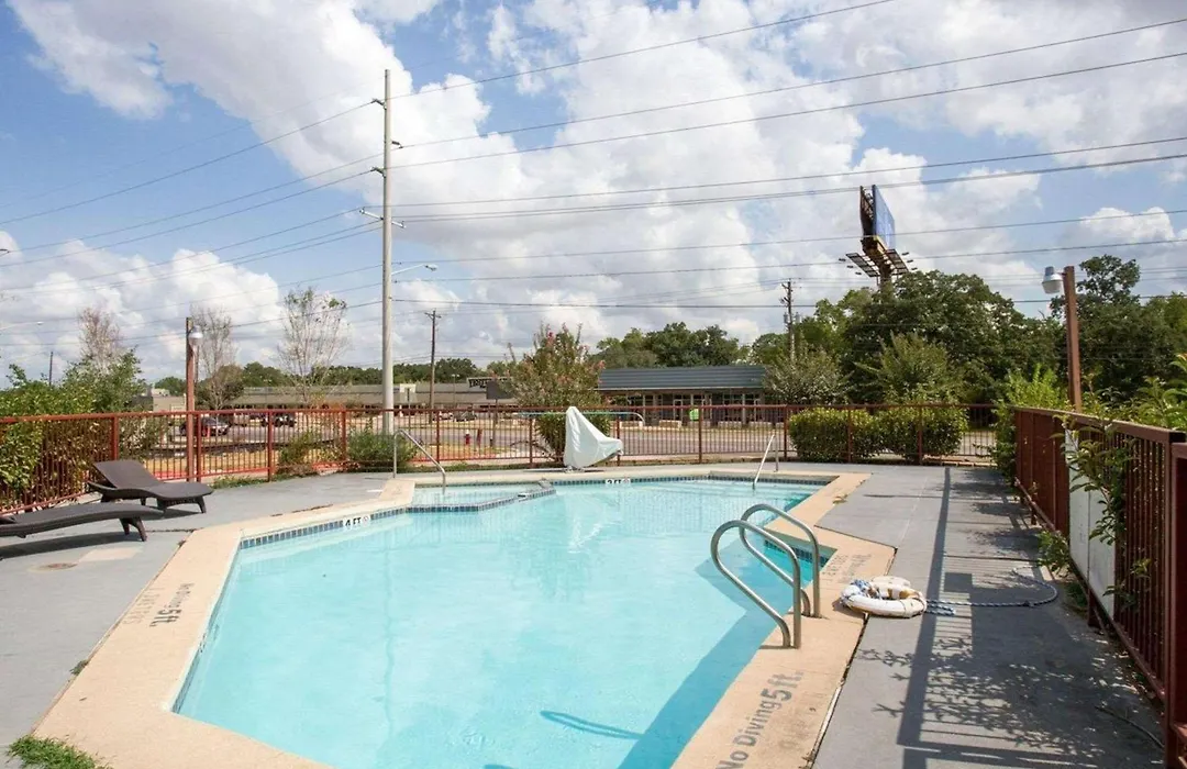 Knights Inn College Station-1