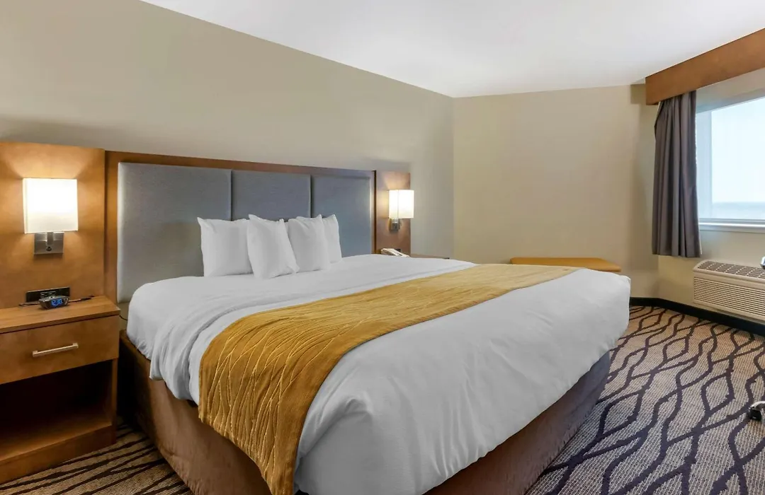 Comfort Inn & Suites Market - Airport-1